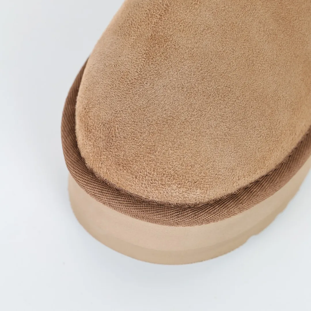 Pick up locally 💰560 The core recommendation is good price UGG Thick-soled short style Zhou Dongyu Same style series Xiaohongshu hot model Henan Longfeng leather production Sheepskin and wool integrated Top quality in the market 2-3 cm cashmere insole to keep warm in winter and suitable for home use UUG has launched a style series in the new year, partially skewed towards the preferences of young consumers, and has also been at the forefront of fashion trends. Shoe body material Water-repellent coated suede upper 17mm UGGPURE™ implanted wool insole Lightweight non-slip comfortable rubber outsole With brand LOGO Trademark Comes with full packaging Size: 35 36 37 38 39 40